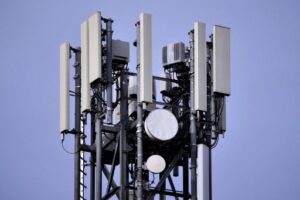 Esquema de tecnologías móviles 2G, 3G, 4G y 5G mostrando antenas y conectividad