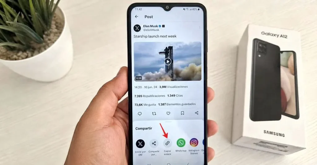Primer plano de un Samsung Galaxy A12 mostrando cómo copiar el enlace de un video en X (Twitter) para descargarlo y compartirlo por WhatsApp desde Android.