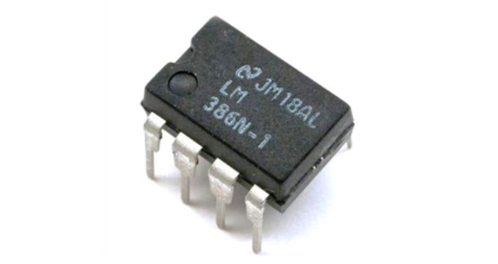 Circuito integrado LM386 en encapsulado DIP-8 sobre fondo blanco