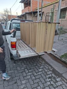 ¡Llegaron las primeras dos estanterías!
Acá se ve cómo llegaron en la camioneta.
